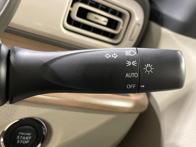 【オートライト】周りの明るさに応じて自動でヘッドライトの点灯・消灯ができる機能です!ライトの付け忘れ・消し忘れなどが無くなり、雨の日や夕方の走行も安心!トンネル通過時も便利ですね♪