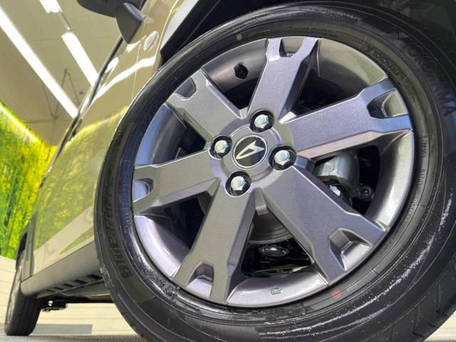 【純正15インチアルミホイール】外観にマッチした純正アルミホイールを装着しております。各種社外アルミホイールや、スタッドレスタイヤも取扱いしております。是非ご相談ください♪