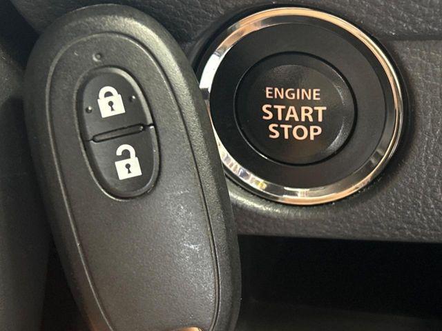 【アドバンストキー】カバンやポケットに入れたままでもドアの施錠・解錠が可能なスマートキーを装備。エンジンのオン・オフ時もカギを取り出す必要が無いからとっても便利です♪