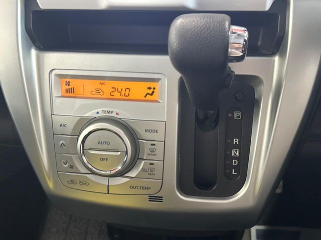 【オートエアコン】一度お好みの温度に設定すれば、車内の温度を検知し風量や温度を自動で調整。暑い…寒い…と何度もスイッチ操作をする必要はありません。快適な車内空間には必須の機能ですね♪