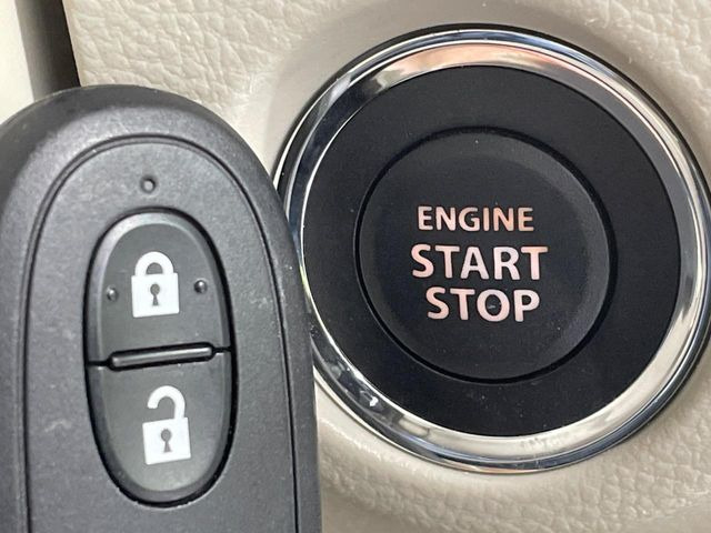 【キーレススタートシステム】カバンやポケットに入れたままでもドアの施錠・解錠が可能なスマートキーを装備。エンジンのオン・オフ時もカギを取り出す必要が無いからとっても便利です♪