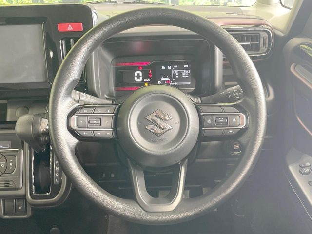 インテリアに合わせたデザインのステアリングは、運転される方のことも考え、運転しやすい形状、大きさです。是非一度、実際に触ってお確かめください。