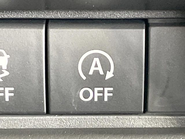 【アイドリングストップ】赤信号や渋滞で停車した際にエンジンを停止し、無駄な燃料の消費を抑えます。燃費向上や環境保護につなげる機能♪エンジンはブレーキを離せば再始動します。