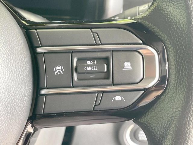 【アダプティブクルーズコントロール】高速道路での長距離走行が楽に!!自動で速度を保つクルーズコントロールが、衝突軽減システムと連携し、前方の車両を感知して車間を保つように速度調節してくれます!!