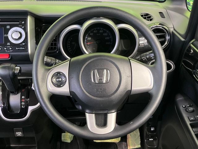 ステアリングも使用感が少なく、きれいな状態となっております♪