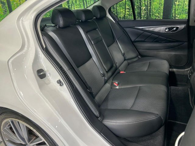 後部座席も気になるようなキズ・汚れやへたり等、大きなダメージはなく、良好な状態です。