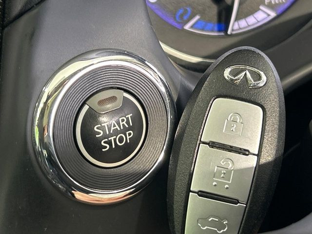 【インテリジェントキー】カバンやポケットに入れたままでもドアの施錠・解錠が可能なスマートキーを装備。エンジンのオン・オフ時もカギを取り出す必要が無いからとっても便利です♪