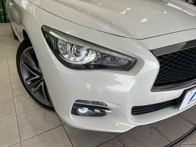 【HIDヘッドライト】非常に明るく前方を照らしてくれるので、悪天候や夜間の走行時も視界良好で安心してお乗りいただけます。