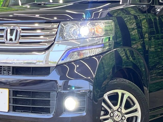 【HIDヘッドライト】非常に明るく前方を照らしてくれるので、悪天候や夜間の走行時も視界良好で安心してお乗りいただけます。