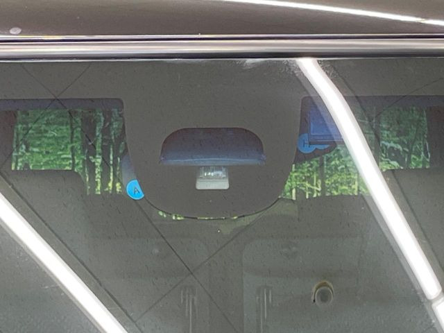 【シティブレーキアクティブシステム】低速走行中に前方の車両等を認識し、衝突しそうな時は警報とブレーキで衝突回避と被害軽減をアシスト。より安全にドライブをお楽しみいただけます。