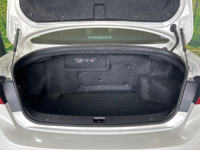 ラゲッジルームは、大容量のスペースを確保。普段のお買い物からレジャーまで、幅広く活躍してくれます!また、リアシートを倒すことでバリエーション豊かにお使いいただけます。