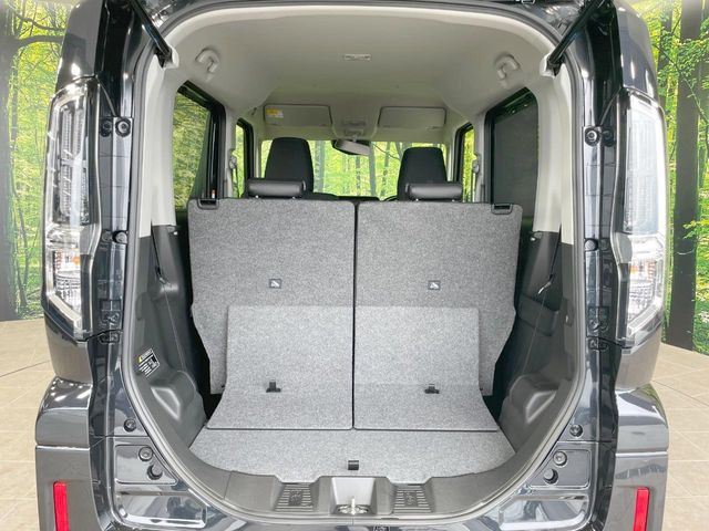 普段のお買い物や通勤、送迎等に十分な荷室スペースを確保しております。セカンドシートを倒すと、大きな荷物の積載も可能です♪