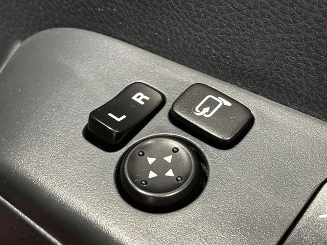 �y�d���i�[�~���[�z�T�C�h�~���[�͓d���i�[���ƂȂ��Ă���A�������ԏ�ł��L�Y�������X�N��}�����܂��B