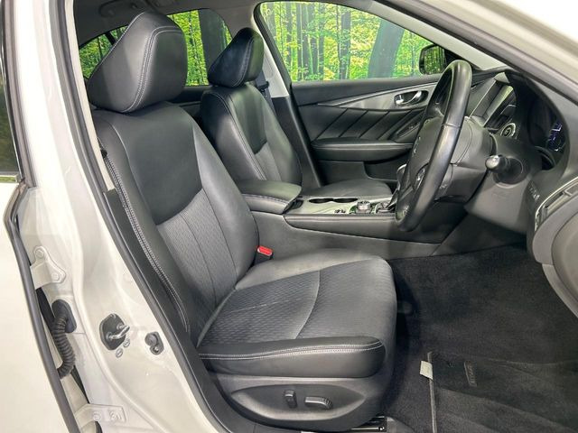 【ハーフレザーシート】高級感と座り心地を両立した人気のシート♪背面・座面のファブリック素材は、通気性の良さや滑りにくさに優れています。気温や服装に左右されず快適にお乗りいただけます。