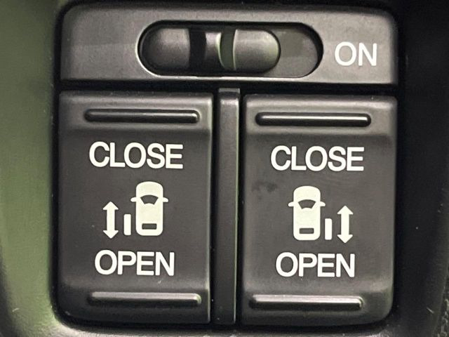 【両側パワースライドドア】スマートキーや運転席のスイッチで後席両側スライドドアの開閉が可能♪電動だから力を入れてドアを開ける必要が無く、小さなお子様でも簡単に開け閉めでき快適です♪