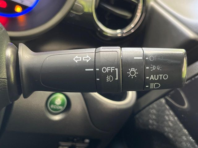 【オートライト】周りの明るさに応じて自動でヘッドライトの点灯・消灯ができる機能です!ライトの付け忘れ・消し忘れなどが無くなり、雨の日や夕方の走行も安心!トンネル通過時も便利ですね♪