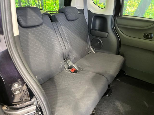 後部座席も気になるようなキズ・汚れやへたり等、大きなダメージはなく、良好な状態です。