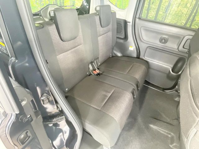 後部座席も気になるようなキズ・汚れやへたり等、大きなダメージはなく、良好な状態です。