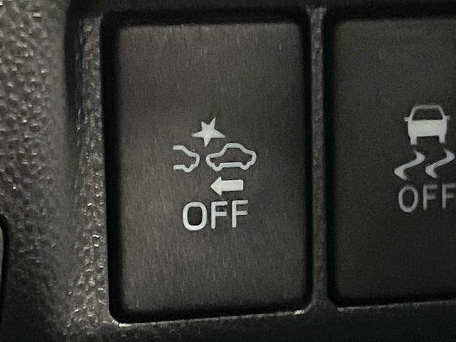 【スマートアシスト】走行中に前方の車両等を認識し、衝突しそうな時は警報とブレーキで衝突回避と被害軽減をアシスト。より安全にドライブをお楽しみいただけます。