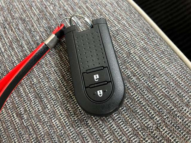 ★キーフリーシステム★リモコンキーを携帯していればキーをポケットなどから出さなくてもドアの施錠・解錠およびエンジン始動が出来ます!