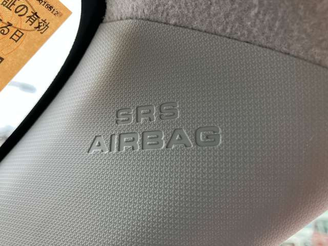 高い安全性!前席SRSエアバッグに加えて側面衝突時に胸部への衝撃を緩和するフロントシートSRSサイドエアバッグを装備!側面衝突時の頭部への衝撃を緩和するSRSカーテンエアバッグも装備!