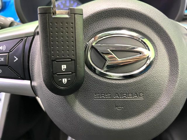 【キーフリーシステム】カバンやポケットに入れたままでもドアの施錠・解錠が可能なスマートキーを装備。エンジンのオン・オフ時もカギを取り出す必要が無いからとっても便利です♪