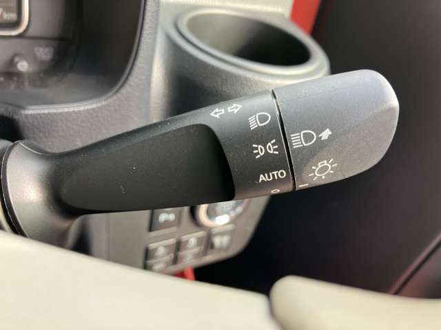 ★オートライト&ハイビームアシスト★周囲の明るさを感知して自動でライト点灯してくれトンネルなどで便利です。さらに!対向車などを感知してハイ⇔ローも自動で切り替えてくれます。