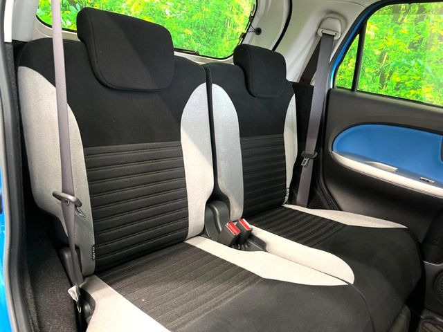 後部座席も気になるようなキズ・汚れやへたり等、大きなダメージはなく、良好な状態です。