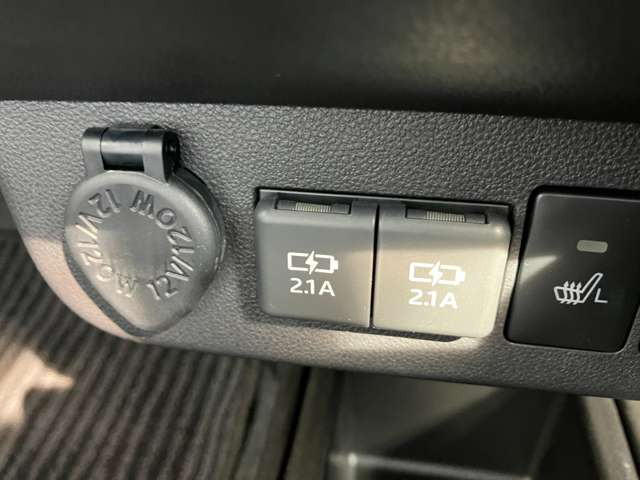 ★快適装備★USB電源ソケット!携帯電話の充電やゲーム機などの充電にご使用できます!