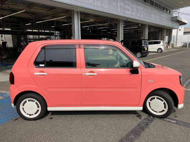 パノラマモニターとコーナーセンサーをダブルで設定!駐車時やすれ違い時に車両周辺を視覚と聴覚でサポート!