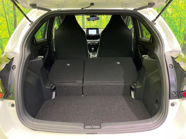 ���i�̂���������ʋ΁A���}���ɏ\���ȉ׎��X�y�[�X���m�ۂ��Ă���܂��B�Z�J���h�V�[�g��|���ƁA�傫�ȉו��̐ύڂ��\�ł���