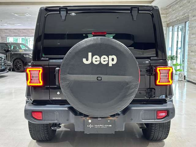 【屋内展示場完備】雨が降っても風が吹いても、暑くても寒くてもゆっくりお車をご覧いただけます⇒