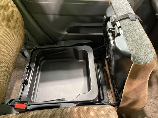 �y�V�[�g�A���_�[�{�b�N�X�z�V�[�g�̉��ɑ�e�ʂ̎��[�X�y�[�X��������Ă���A�C���ԃO�b�Y�ȂǁA�O���猩��ꂽ���Ȃ����̂�����������[�ł��ĕ֗�!