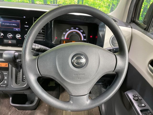 �C���e���A�ɍ��킹���f�U�C���̃X�e�A�����O�́A�^�]�������̂��Ƃ��l���A�^�]���₷���`��A�傫���ł��B�����x�A���ۂɐG���Ă��m���߂��������B