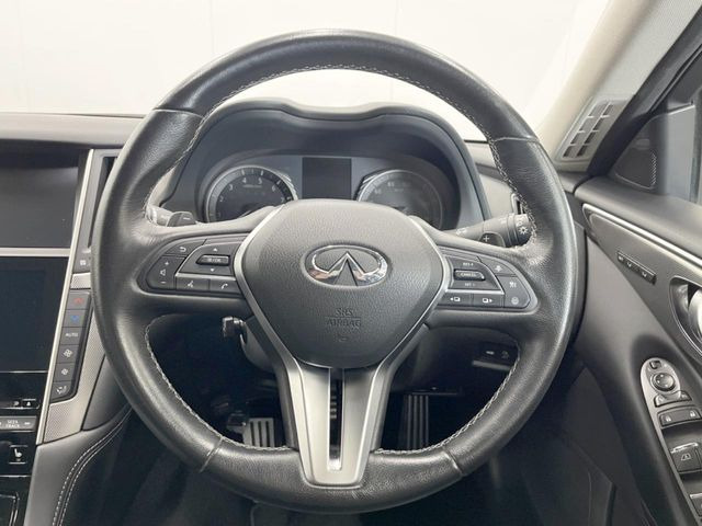 �C���e���A�ɍ��킹���f�U�C���̃X�e�A�����O�́A�^�]�������̂��Ƃ��l���A�^�]���₷���`��A�傫���ł��B�����x�A���ۂɐG���Ă��m���߂��������B