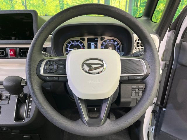 �C���e���A�ɍ��킹���f�U�C���̃X�e�A�����O�́A�^�]�������̂��Ƃ��l���A�^�]���₷���`��A�傫���ł��B�����x�A���ۂɐG���Ă��m���߂��������B