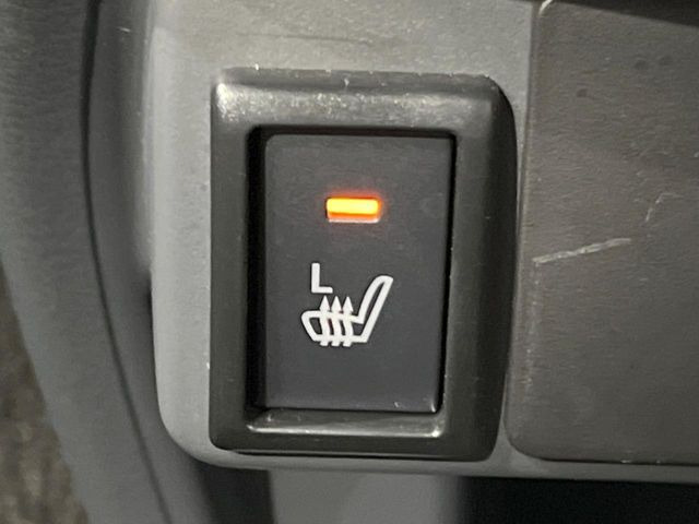 【シートヒーター】寒い日に重宝するシートヒーター!エアコンより早く温まってくれるので寒がりの人も安心ですね♪エアコンの温風は乾燥するから苦手、という方にもをおすすめです。