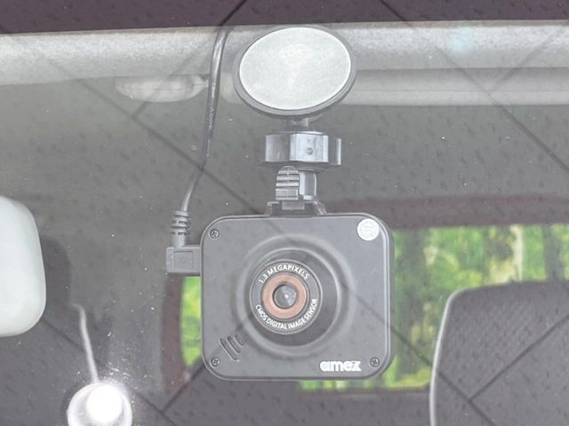 【ドライブレコーダー】安心・安全なカーライフに必須のドライブレコーダーを装備!走行中はもちろん、あおり運転や事故に遭遇した際の状況も映像で記録し、万一のリスクに備えます。