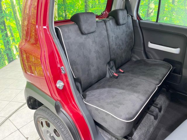 後部座席も気になるようなキズ・汚れやへたり等、大きなダメージはなく、良好な状態です。