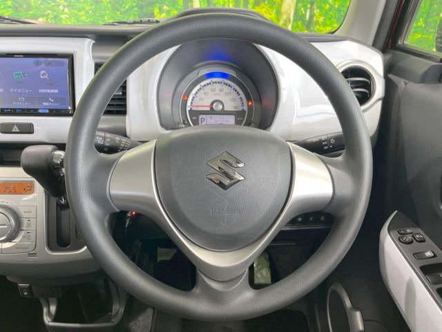 インテリアに合わせたデザインのステアリングは、運転される方のことも考え、運転しやすい形状、大きさです。是非一度、実際に触ってお確かめください。