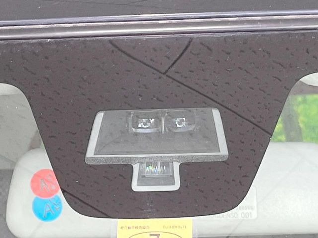 【スズキ セーフティサポート】走行中に前方の車両等を認識し、衝突しそうな時は警報とブレーキで衝突回避と被害軽減をアシスト。より安全にドライブをお楽しみいただけます。