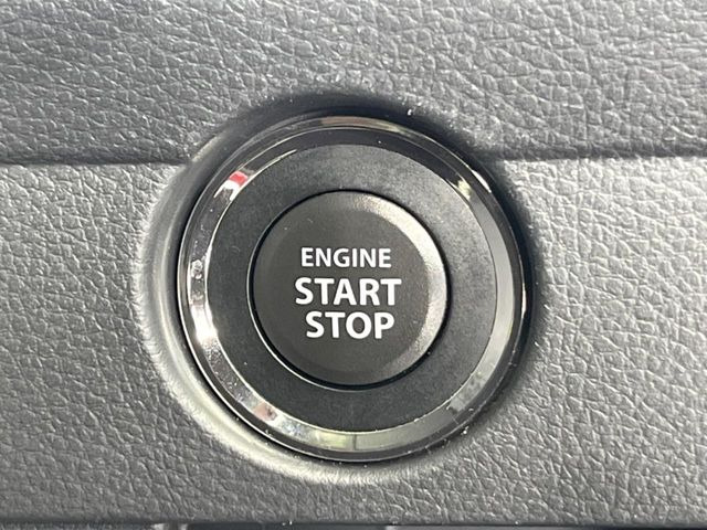 【キーレススタートシステム】カバンやポケットに入れたままでもドアの施錠・解錠が可能なスマートキーを装備。エンジンのオン・オフ時もカギを取り出す必要が無いからとっても便利です♪