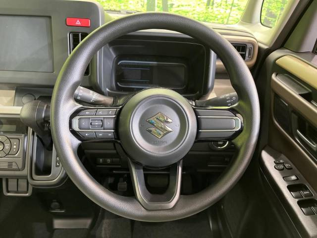 �C���e���A�ɍ��킹���f�U�C���̃X�e�A�����O�́A�^�]�������̂��Ƃ��l���A�^�]���₷���`��A�傫���ł��B�����x�A���ۂɐG���Ă��m���߂��������B