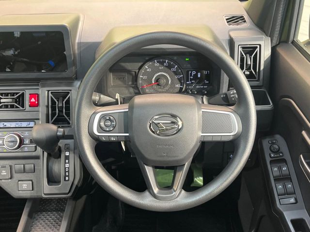 �C���e���A�ɍ��킹���f�U�C���̃X�e�A�����O�́A�^�]�������̂��Ƃ��l���A�^�]���₷���`��A�傫���ł��B�����x�A���ۂɐG���Ă��m���߂��������B