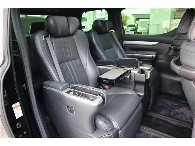 室内も充分・年式以上に綺麗です!更にスタッフが真心込めて納車の清掃や準備をします!(気になる方には別途ルームクリーニング・革調カバー販売など)対応できます。