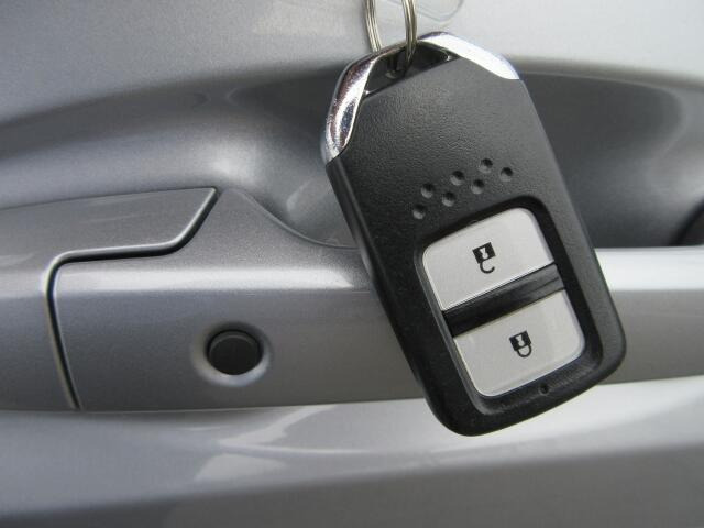 キーをポケットに入れたままでもエンジンON/OFF、ドア施錠/開錠可能♪便利なスマートキーです。