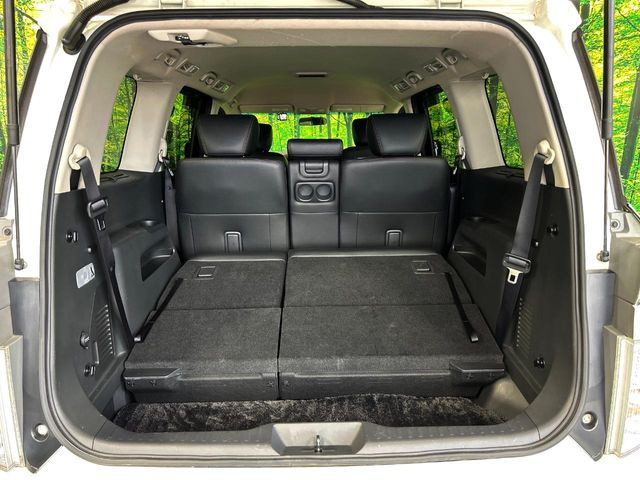 ラゲッジルームは、大容量のスペースを確保。普段のお買い物からレジャーまで、幅広く活躍してくれます!また、リアシートを倒すことでバリエーション豊かにお使いいただけます。