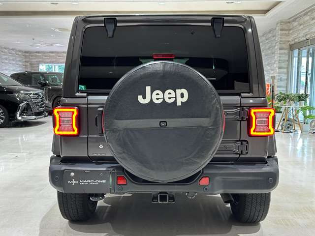 【屋内展示場完備】雨が降っても風が吹いても、暑くても寒くてもゆっくりお車をご覧いただけます⇒