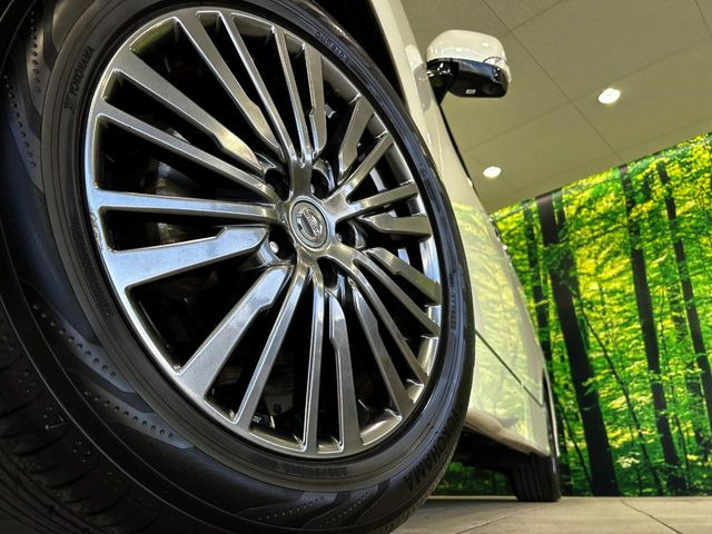 【純正18インチアルミホイール】外観にマッチした純正アルミホイールを装着しております。各種社外アルミホイールや、スタッドレスタイヤも取扱いしております。是非ご相談ください♪