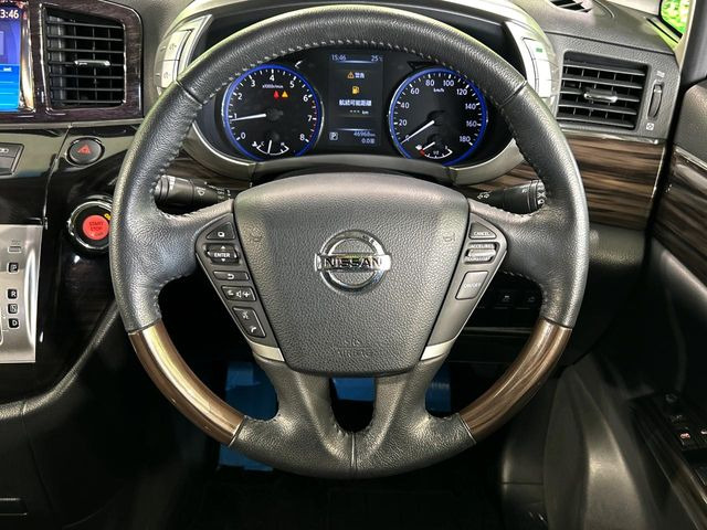 ステアリングも使用感が少なく、きれいな状態となっております♪